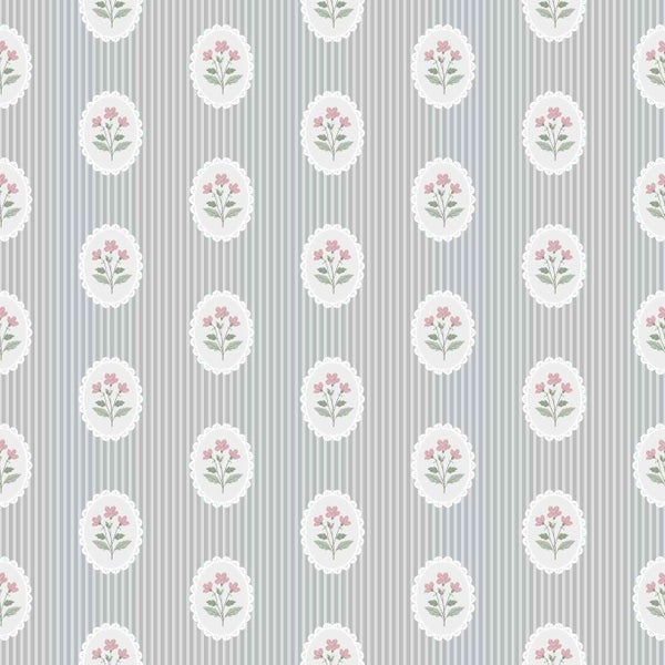 Tapete mit vertikalen Streifen und ovalen Blumen-Medaillons im Vintage-Stil.