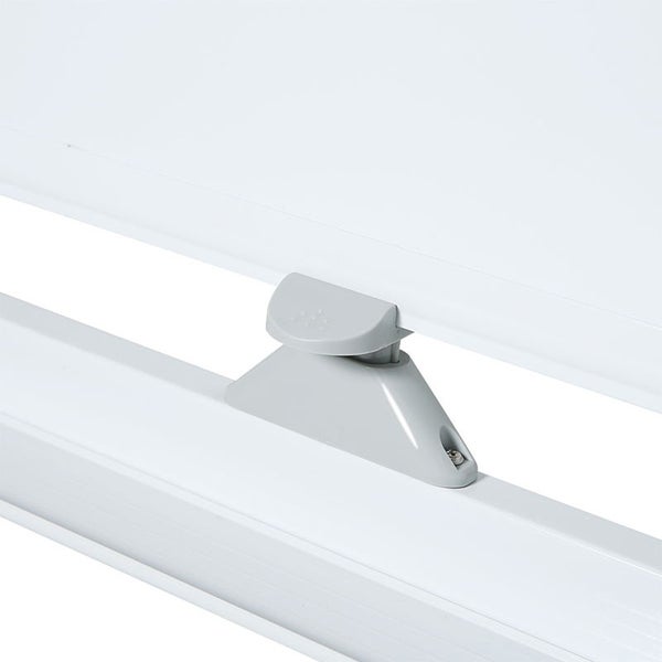 Detailansicht eines grauen Montageclips für einen Insektenschutzrahmen am Fenster.