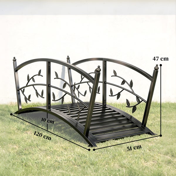 Gartenbrücke aus Metall mit Blattornamenten an den Geländern. Maße: 120 Zentimeter lang, 51 Zentimeter breit, 47 Zentimeter hoch.
