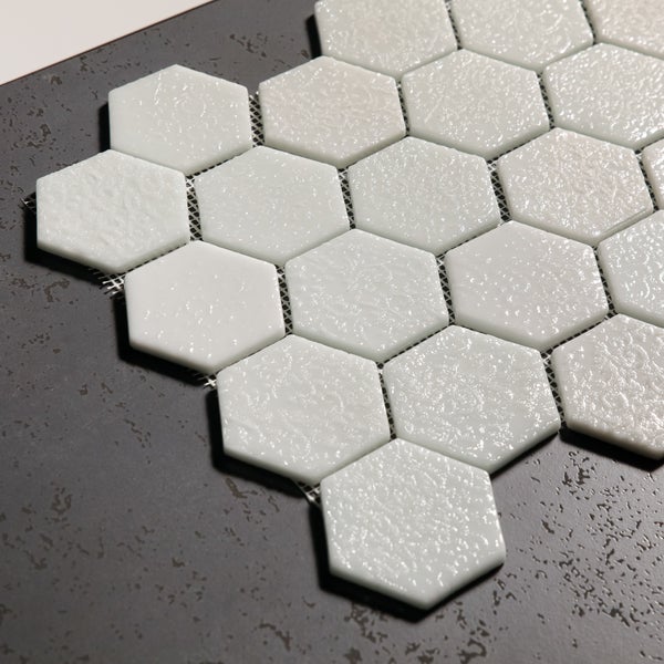 Nahaufnahme von roten und gelben Zwiebeln mit Blumendekoration