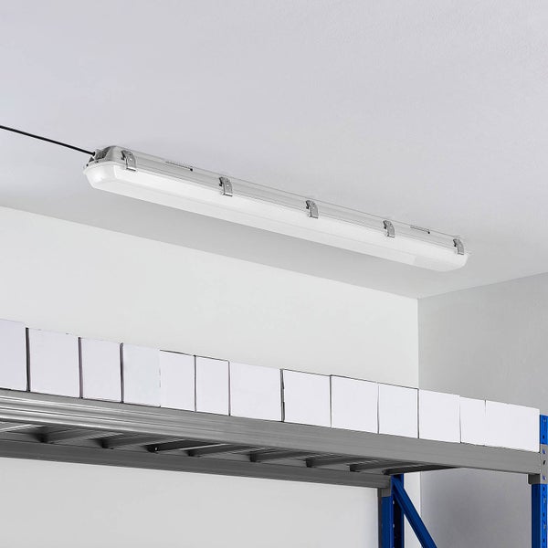 Feuchtraumleuchte an der Decke über einem Metallregal mit weißen Kartons in einem hellen und organisierten Lagerraum.