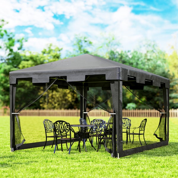 Dunkelgrauer Gartenpavillon mit Netzwänden, darin eine Sitzgruppe aus Metall auf einer grünen Rasenfläche.