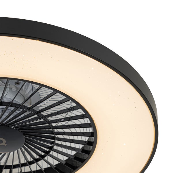 Detailansicht eines runden Deckenventilators mit integrierter LED-Leuchte und Sternenhimmel-Effekt.