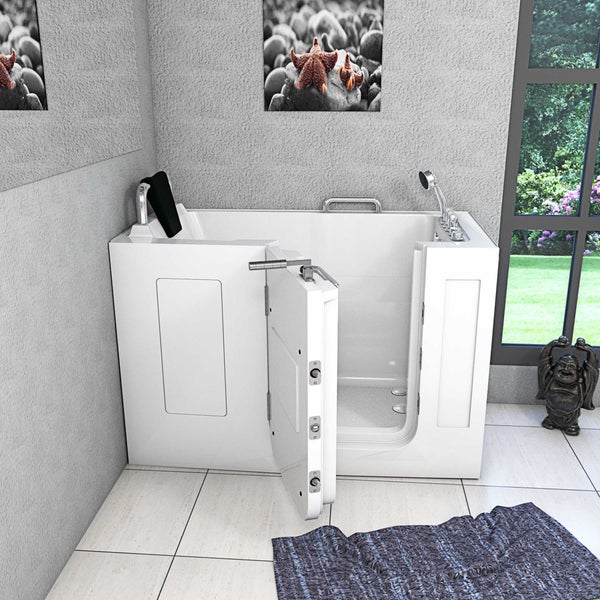 Begehbare Badewanne mit offener Tür in einem hellen Badezimmer.