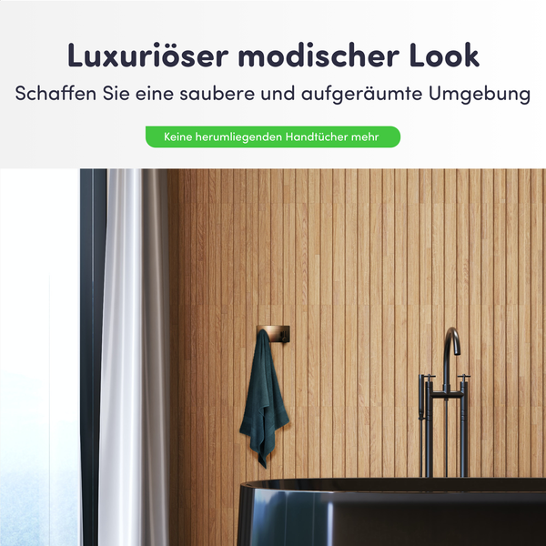 Handtuchhaken an einer Wand mit Holzpaneelen in einem modernen Badezimmer, an dem ein dunkles Handtuch hängt.