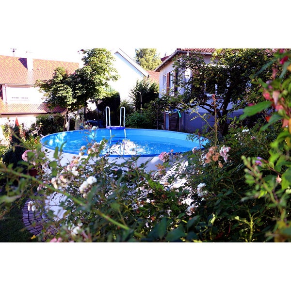 Aufstellpool mit Leiter im Garten