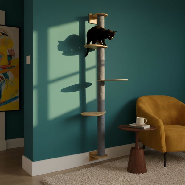 Wandmontierter Kratzbaum mit Sisalsäule und Holzplattformen, auf dem eine schwarze Katze in einem modern eingerichteten Wohnraum sitzt.