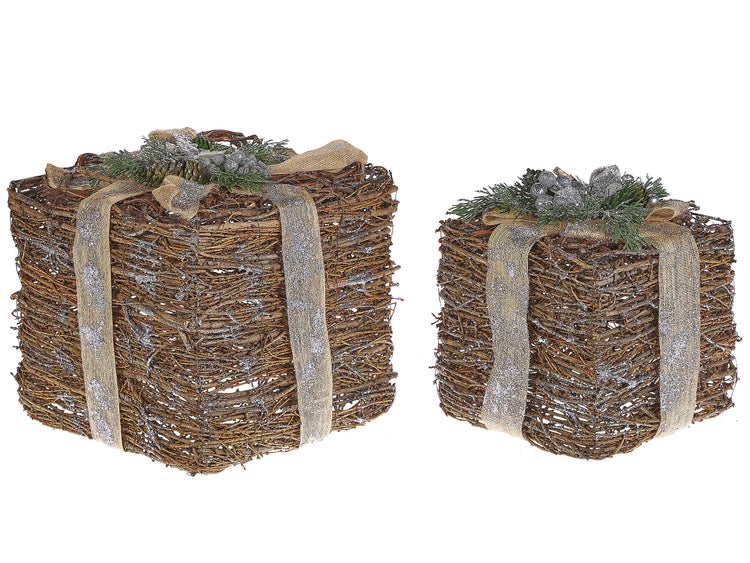 Zwei dekorative Geschenkpakete aus Zweigen mit Schleife und Tannenzapfen.