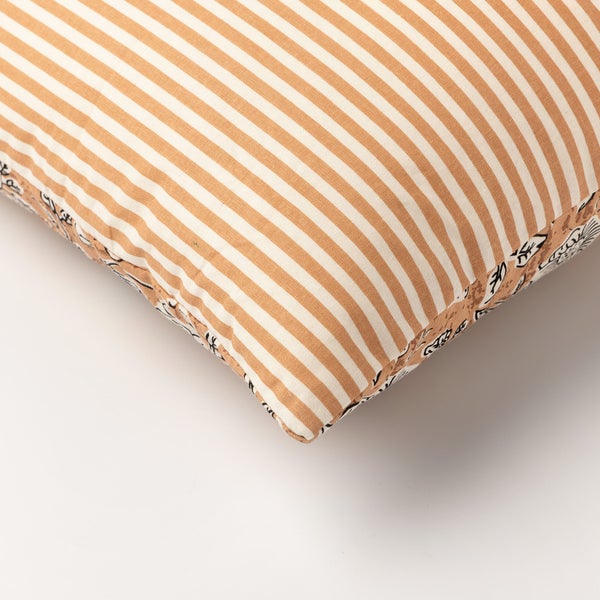 Dekokissen mit Streifenmuster