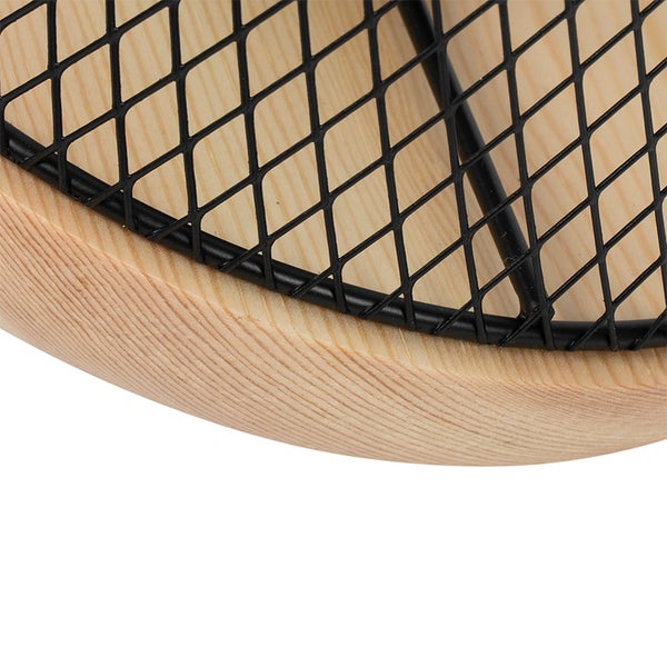 Detailansicht eines Regals oder einer Ablage aus hellem Holz mit einem dekorativen Metallgitter
