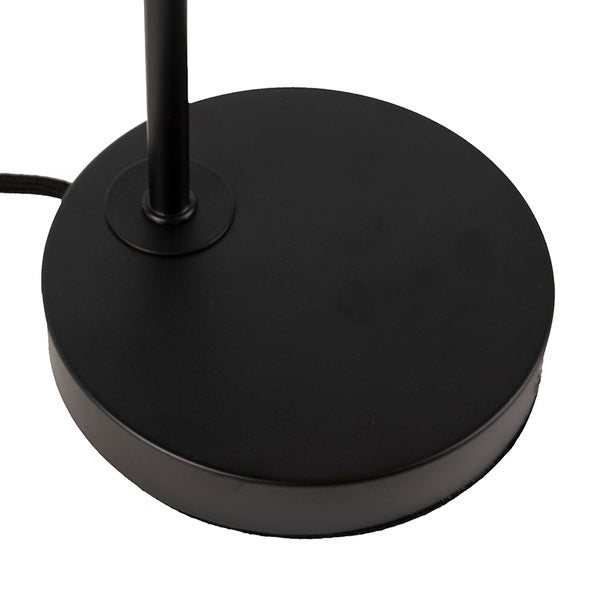 Detailaufnahme des runden Sockels einer Stehlampe