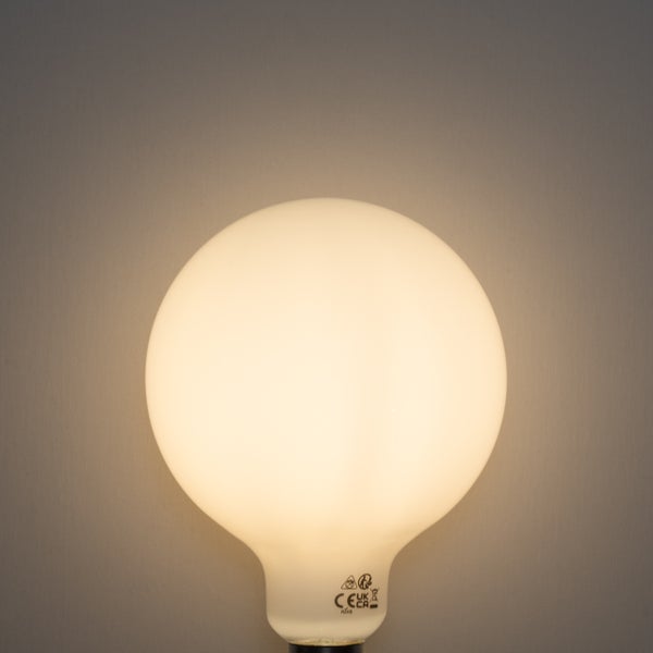 Mattierte LED-Globelampe mit warmweißem Licht.