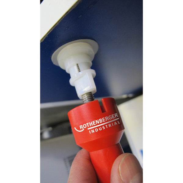 Rothenberger Industrial Logo auf rotem Werkzeug zum Befestigen eines Sanitärteils
