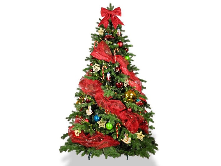Geschmückter künstlicher Weihnachtsbaum mit rotem Schleifenband, Weihnachtskugeln und Figuren als festliche Weihnachtsdekoration.