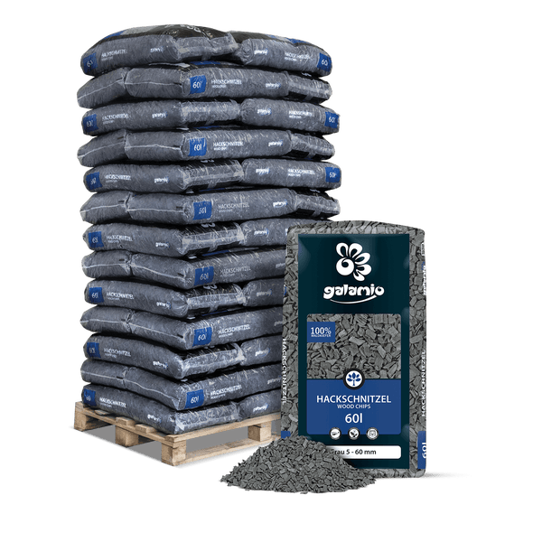 Galamio Hackschnitzel aus Waldkiefer, 5 bis 60 Millimeter, 60 Liter Sack, grau, gestapelt auf einer Holzpalette.