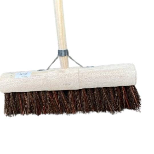 Handfeger mit Holzstiel und Borsten