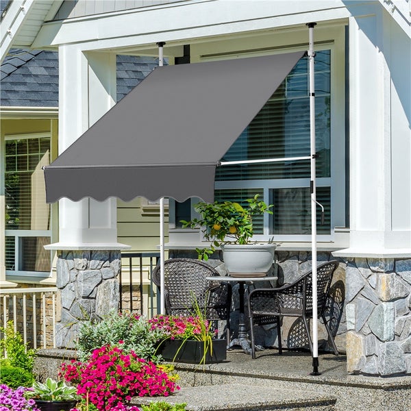 Graue Markise mit Stützstangen auf einer Terrasse mit Sitzgruppe.