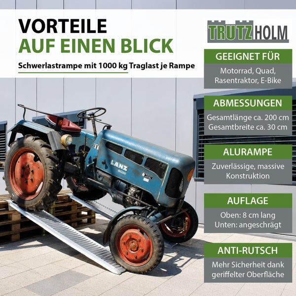 Aluminium-Verladerampen im Einsatz mit einem Traktor auf Holzpaletten vor einer hellen Gebäudewand.