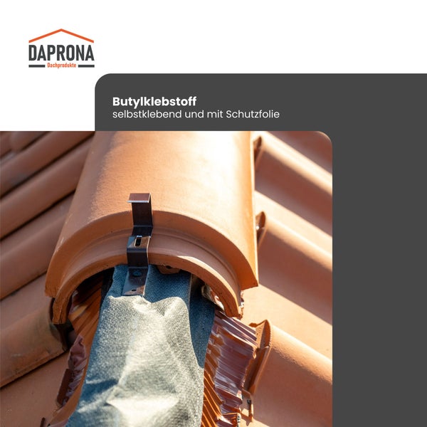 Daprona Logo. Anwendung von selbstklebendem Butylklebstoff mit Schutzfolie an einem Firstziegel auf einem Ziegeldach.