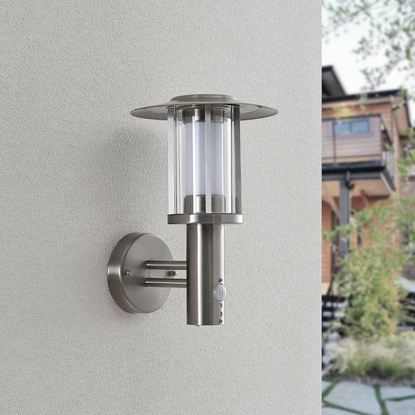Lindby LED Wandleuchte außen Gregory mit Bewegungsmelder (spritzwassergeschützt (Modern) in Alu aus Edelstahl (1 flammig, ) - Wandlampe für Außenwand/Hauswand Haus Terrasse und Balkon