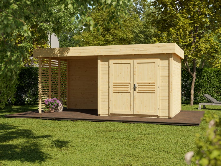Gartenhaus aus Holz mit Flachdach, Doppeltür und offenem Anbau auf einer Holzterrasse im Garten.