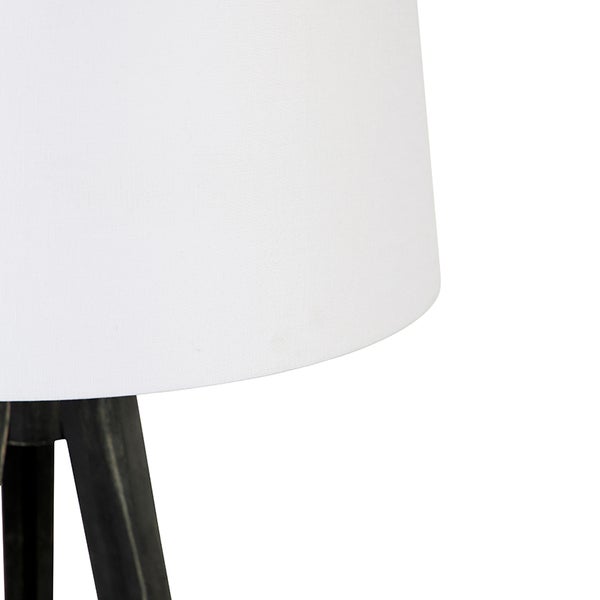 Detail einer Stehlampe mit Stoffschirm und Holzfuß