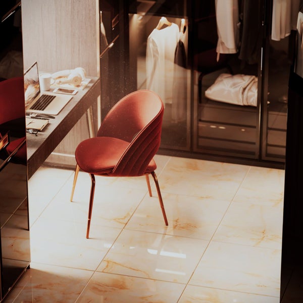 Innenaufnahme mit Stuhl, Schreibtisch und Kleiderschrank für ein organisiertes und helles Ambiente.