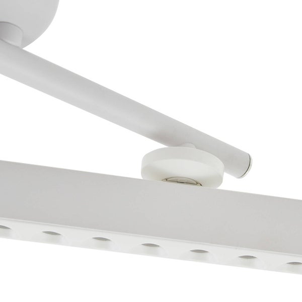 Detailansicht einer weißen LED-Deckenleuchte mit verstellbarem Arm und rechteckiger Lichtleiste aus Metall.
