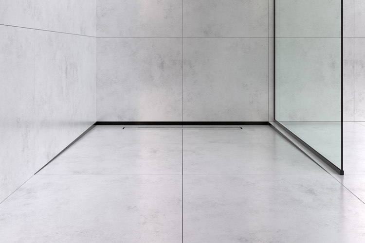 Moderne, begehbare Dusche mit hellen Fliesen in Betonoptik, einer Duschrinne und einer Glasabtrennung.