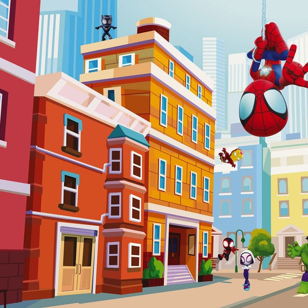 Illustration einer belebten Stadtstraße mit bunten Gebäuden und verschiedenen Superheldenfiguren