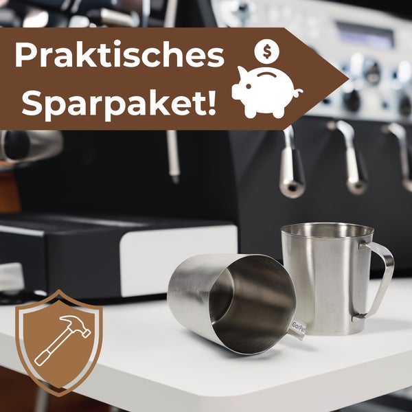 Praktisches Sparpaket mit Edelstahlbechern und Milchkännchen vor einer Espressomaschine