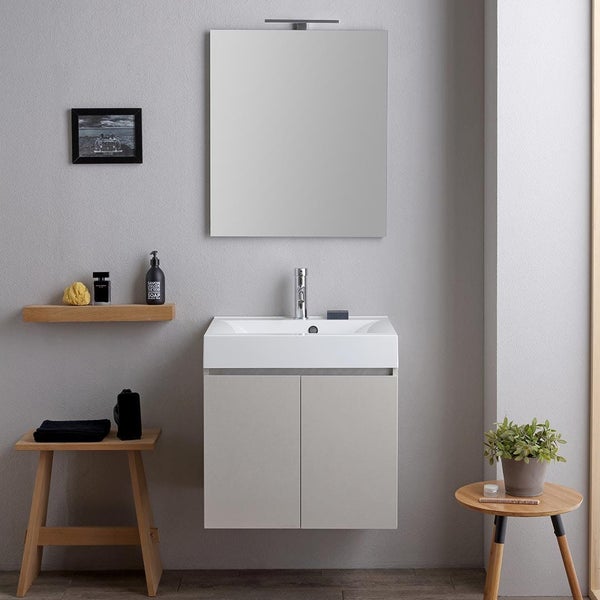 Modernes Badezimmer mit Waschtisch, Spiegel und Dekoration