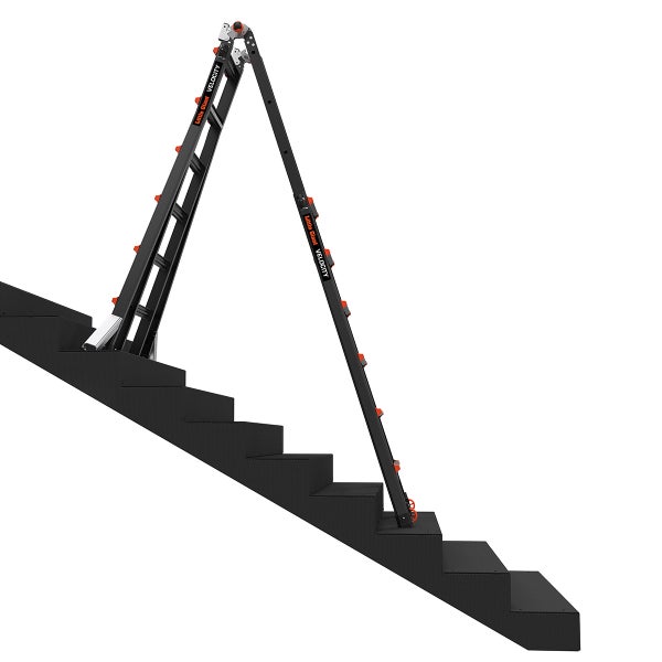 Little Giant Velocity Multifunktionsleiter in A-Stellung auf einer Treppe platziert