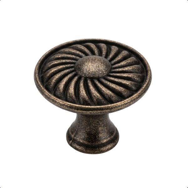Runder Möbelknopf aus Metall in Antik-Optik mit einem dekorativen spiralförmigen Muster auf der Oberseite.