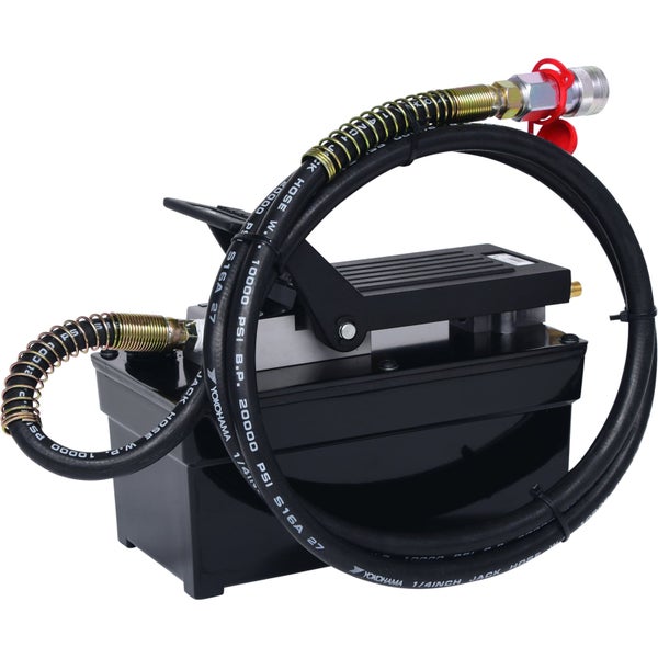 Ölfilterschlüssel im Einsatz an einem Motor