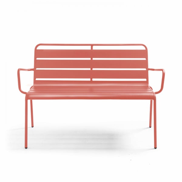 Gartenbank aus Metall mit Sitzfläche und Rückenlehne aus Latten in der Farbe Lachs.