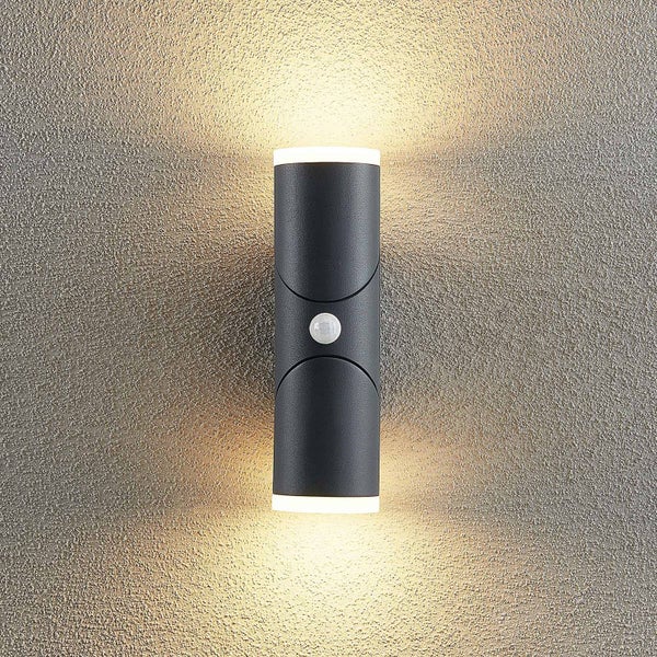Lindby LED Wandleuchte außen Aspyn mit Bewegungsmelder (spritzwassergeschützt (Modern) in Schwarz aus Aluminium (2 flammig, ) - Wandlampe für Außenwand/Hauswand Haus Terrasse und Balkon