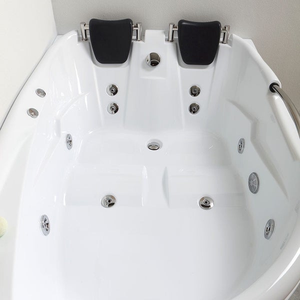 Detailansicht eines Whirlpools mit Kopfstützen und Düsen