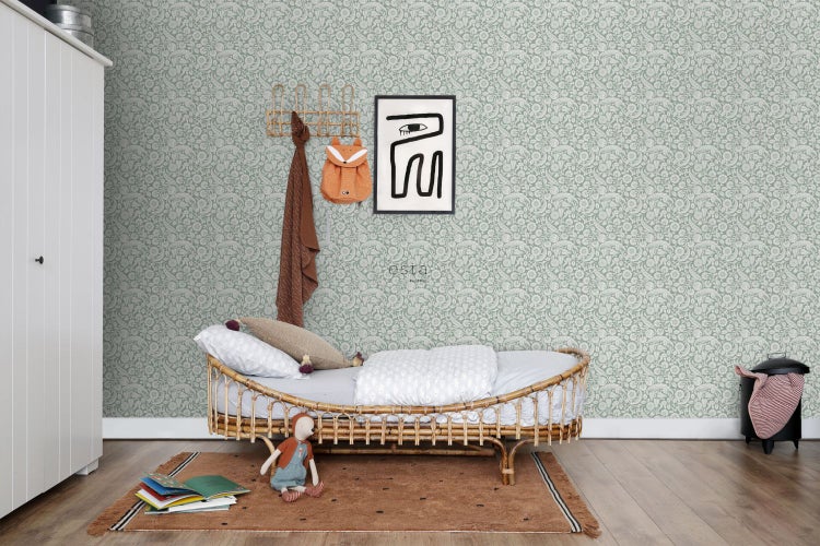 Kinderzimmer mit Bett, Teppich und Tapete mit Blumenmuster