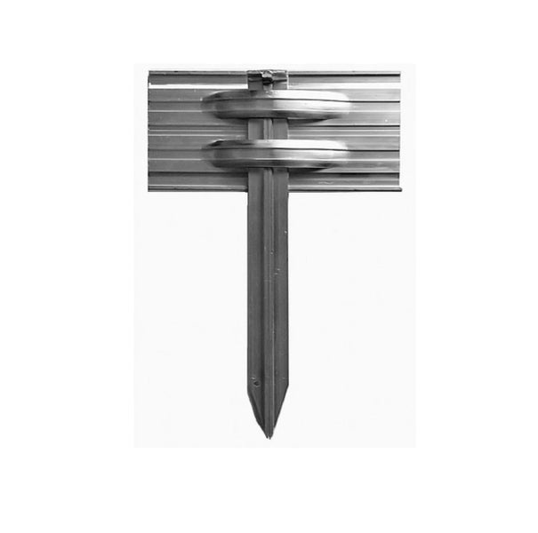 Rasenkanten-Fixierung aus Metall mit Erdspieß zur Stabilisierung von Beeteinfassungen.