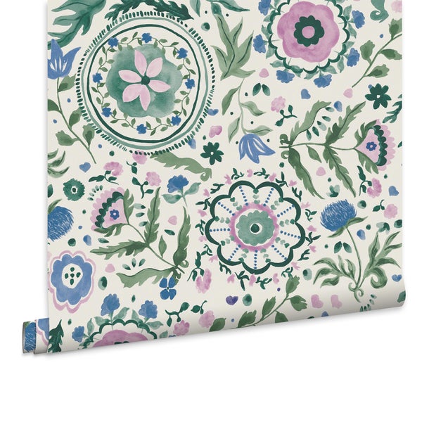 Tapetenrolle mit floralem Aquarell-Muster, Blumen und Blättern in Grün, Rosa und Blau auf hellem Hintergrund.