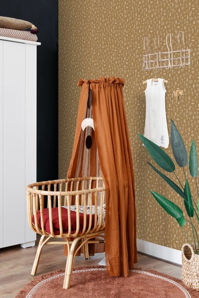 Gemütliches Kinderzimmer mit Rattanwiege, Baldachin und Blumentapete