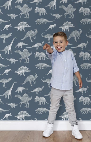 Junge vor einer Wand mit Dinosaurier-Motivtapete