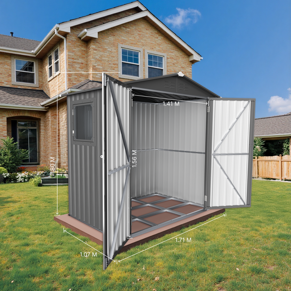 Metall Gerätehaus mit offenen Türen und Größenangaben im Garten