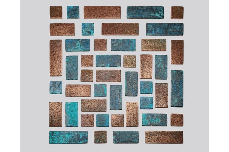 Verschieden große Mosaiksteine aus Kupfer, teilweise mit Grünspan behaftet