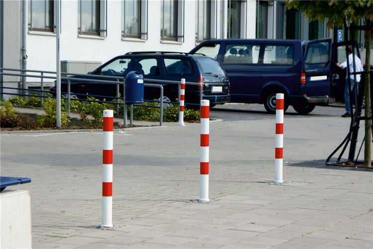 Schake Absperrpfosten umlegbar zum Einbetonieren aus Stahlrohr verzinkt Ø76x2,5mm weiß mit rot reflektierenden Leuchtstreifen, Profilzylinderschloss und Stahlkappe 900mm Überflur