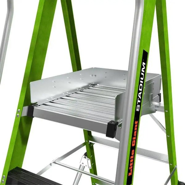 Aluminium-Plattform der Little Giant STADIUM Leiter mit geriffelter Standfläche und grünen Glasfaser-Holmen.
