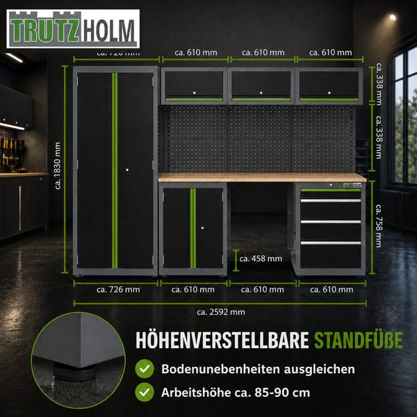 Trutzholm Logo. Werkstatteinrichtung aus Metall und Holz mit Schränken, Lochwänden, Werkbank und höhenverstellbaren Füßen. Breite circa 2592 Millimeter.
