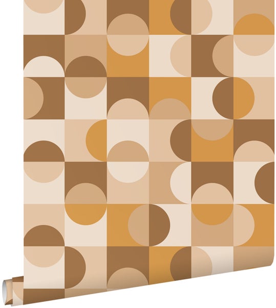 Tapete mit geometrischem Retro-Muster aus Quadraten und Kreisen in verschiedenen Braun- und Beigetönen.