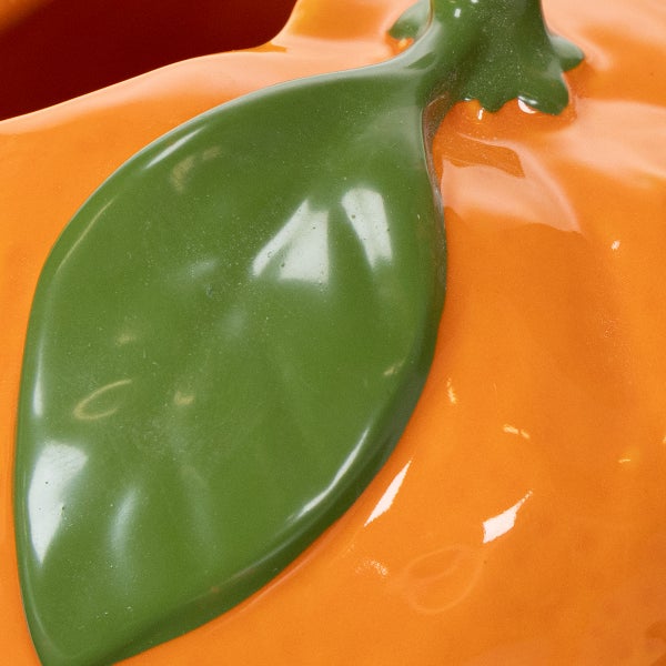 Dekorative Kürbisfigur mit Blattdetail